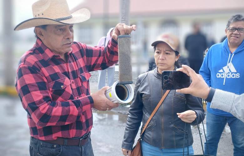 Cierran lateral de la Toluca Naucalpan, vecinos protestan por tarifas y mala calidad del agua
