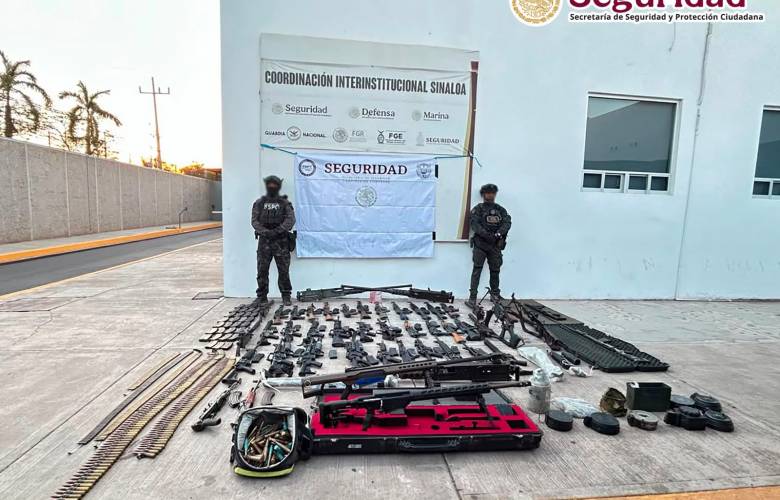 Aseguran arsenal en camioneta abandonada en Sinaloa