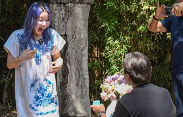 Se compromete Chingu Amiga con mexicano y consolida su historia de amor en México