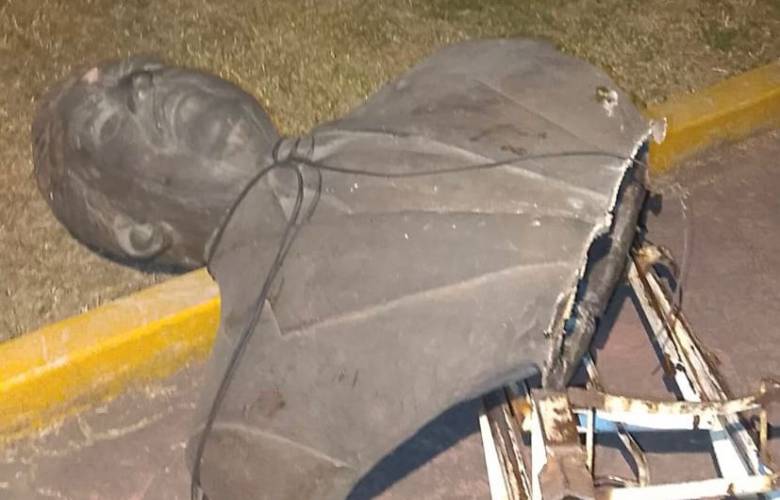 Detiene policía municipal a trío que arrancaba busto en Toluca