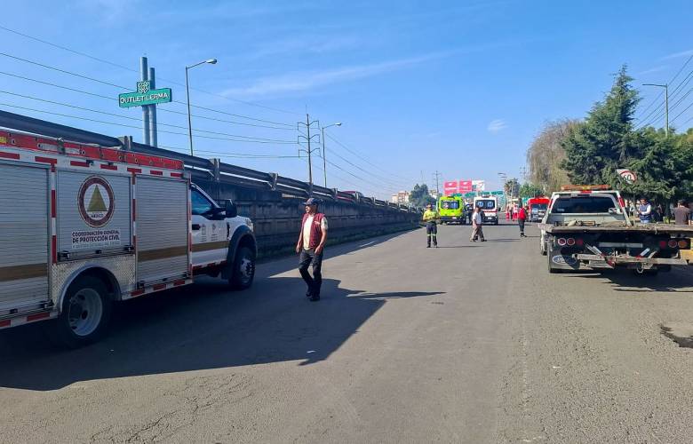 Atienden incendio de vehículo que transportaba pirotecnia en Lerma; se auxiliaron a tres personas lesionadas