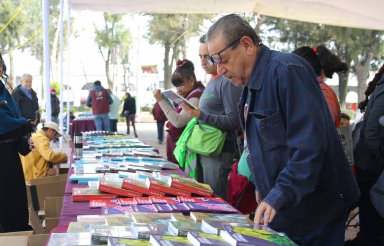 Ecatepec, primer municipio del país donde entregan libros del FCE de manera gratuita a jóvenes