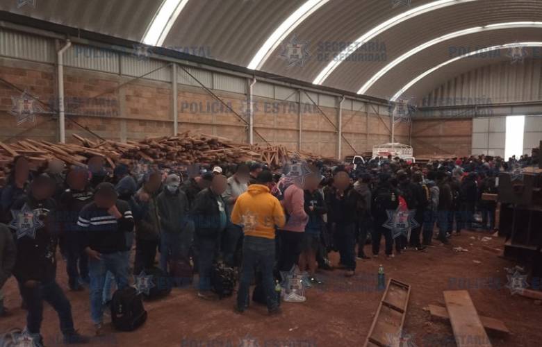 Rescatan a 248 migrantes de una bodega en EDOMéx