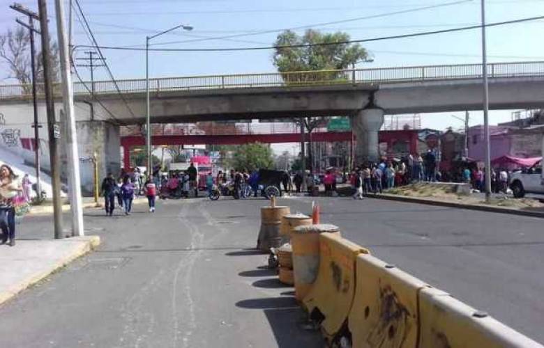 Manifestantes cierran vialidad en ecatepec
