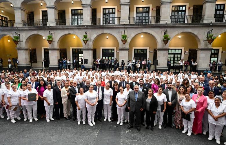 Basifica Delfina Gómez a 100 enfermeras del ISSEMYM y anuncia mejora salarial al personal 