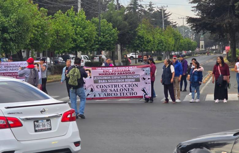 Exigen padres de familia de la escuela Mariano Abasolo, techos de conreto en las aulas de sus hijos