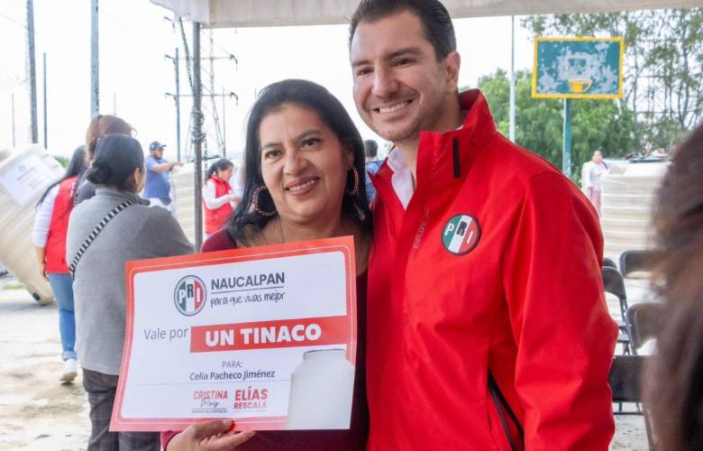 Apoya Elías Rescala con tinacos a familias de los Remedios, en Naucalpan 