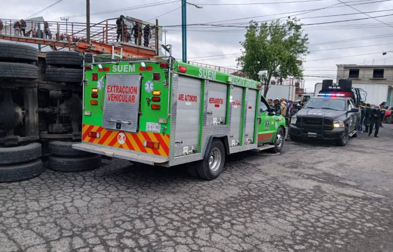 Fallece menor aplastado por camión volcado en Otzacatipan