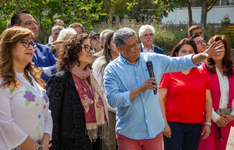 Rectora Paty Zarza participó en mural en honor a El Nigromante enla Prepa 4 de la UAEMéx