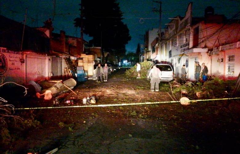 Sábado de lluvias y caos en Toluca, activan cuerpos de ayuda y protección 