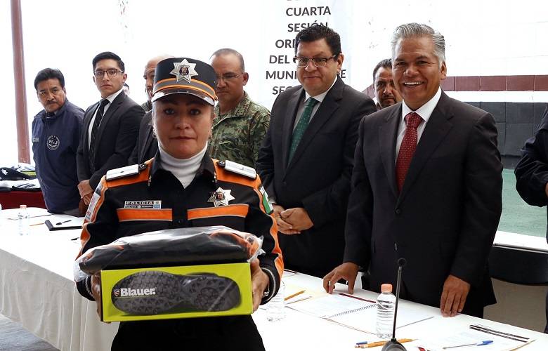 Equipan a policías de toluca; entregan dos uniformes a cada uno de los 1150 elementos
