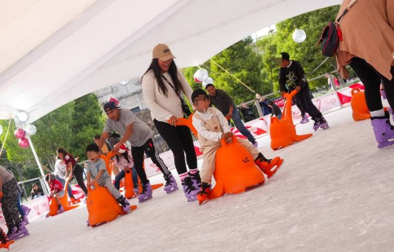 Disfrutan miles de toluqueños la Navidad sobre hielo con la pista gratuita