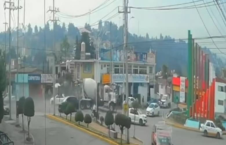 Arrolla revolvedora sin frenos un auto y deja dos heridos en Almoloya de Juárez