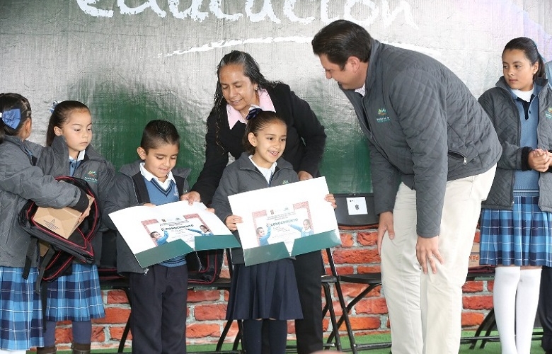 Garantiza alcalde continuidad de programa educativo e impulso permanente al sector