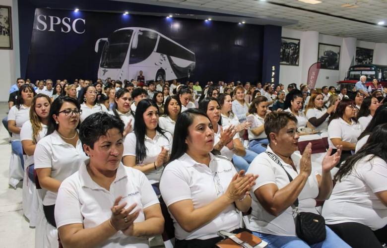 Entrega gobierno Estatal licencias y certificados a segunda generación de 