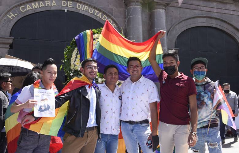 Entran en vigor matrimonios igualitarios en Edomex