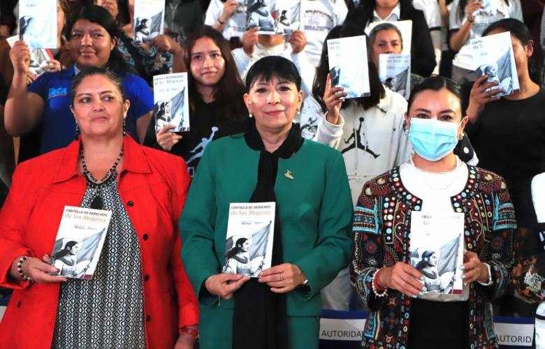 Gobierno del EdoMéx entrega Cartillas de Derechos de las Mujeres en el marco del 25N