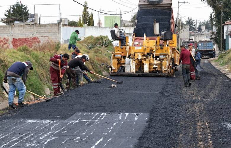 Mejora Ricardo Moreno movilidad y seguridad vial con pavimentación de calle Centenario en Calixtlahuaca