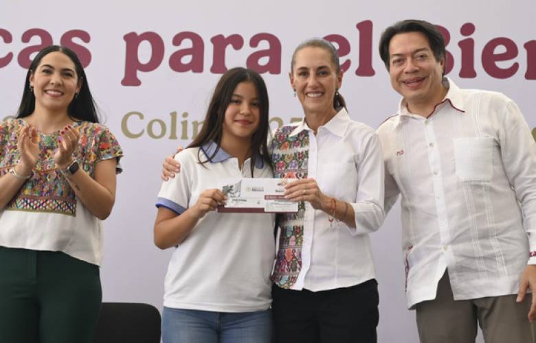 Entrega Claudia Sheinbaum tarjetas de la Beca Benito Juárez y destaca aumento de jóvenes en preparatoria