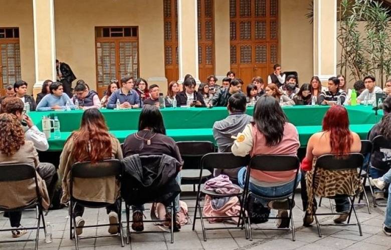 Analizan becas, gratuidad e infraestructura durante mesa de diálogo en la UAEMéx