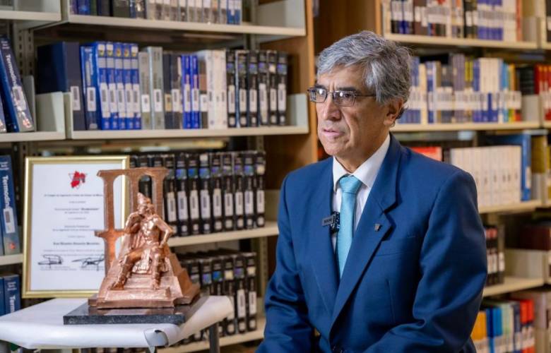 Reconoce Colegio de Ingenieros Civiles trayectoria docente de académico de la UAEMéx