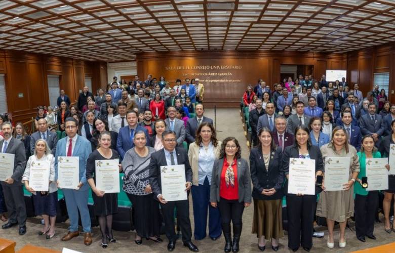 Reconoce UAEMéx a 12 egresados por su trayectoria profesional y aportaciones sociales
