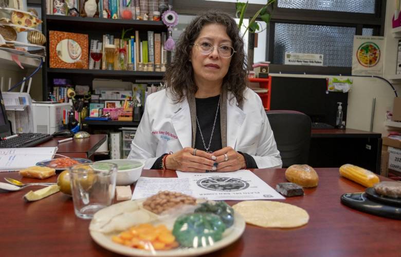 Promueve UAEMéx el autocuidado con orientación sobre alimentación saludable