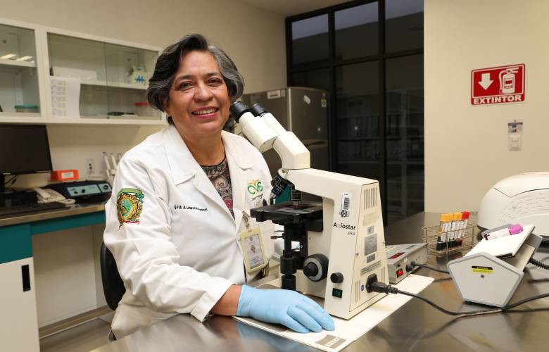 Alicia Lucero Peña celebra 36 años de trayectoria en el laboratorio clínico de la UAEMéx