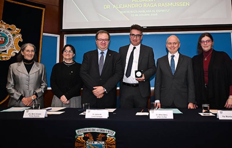 Reconoce la UNAM a Luis Alberto Zapata con la primera Medalla Dr. Alejandro Raga Rasmussen