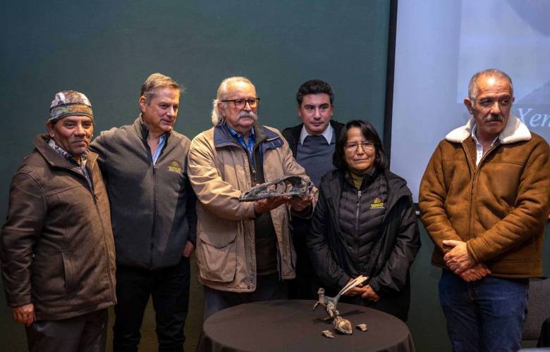 Nombran a nuevo dinosaurio plumífero de Coahuila en honor a paleontólogo de la UNAM