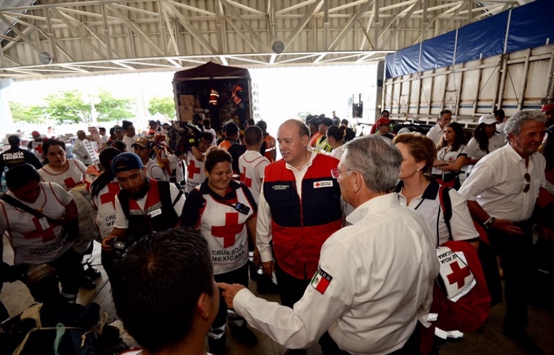 El presidente nacional de cruz roja mexicana, fernando suinaga cárdenas, supervisó el operativo de ayuda a la población.
