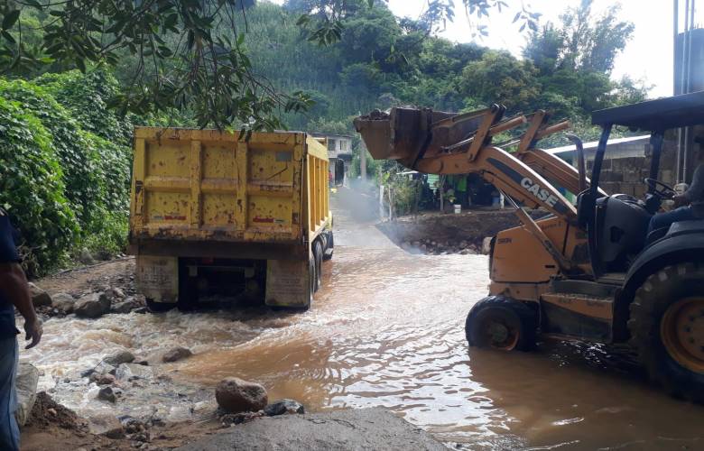 Cuatro fallecidos y múltiples daños por creciente de arroyo en Tlatlaya