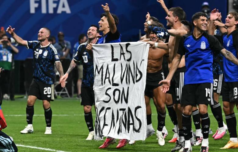 Advierte FIFA posibles sanciones a Argentina por pancarta sobre las Malvinas en el Mundial