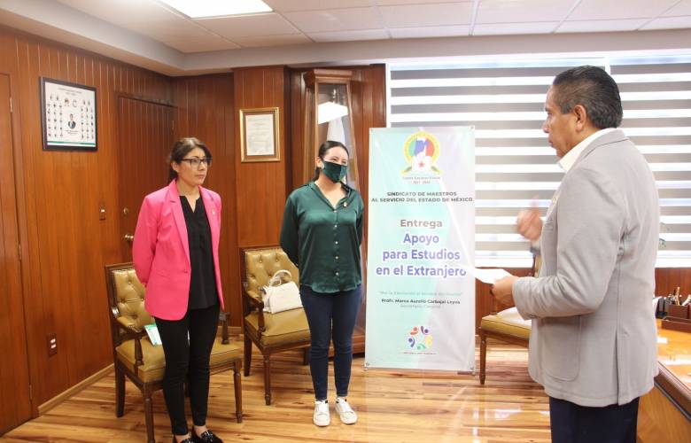 Entrega Marco Aurelio Carbajal licencias con goce de sueldo por enfermedad y apoyos para estudios en el extranjero 