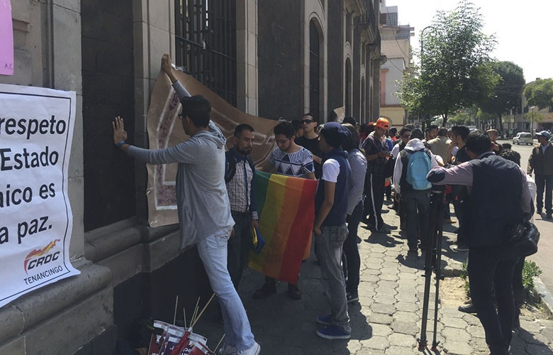 Protesta la comunidad lgbttt ante la legislatura por la postergación indefinida la aprobación  de los matrimonios entre el mismo sexo
