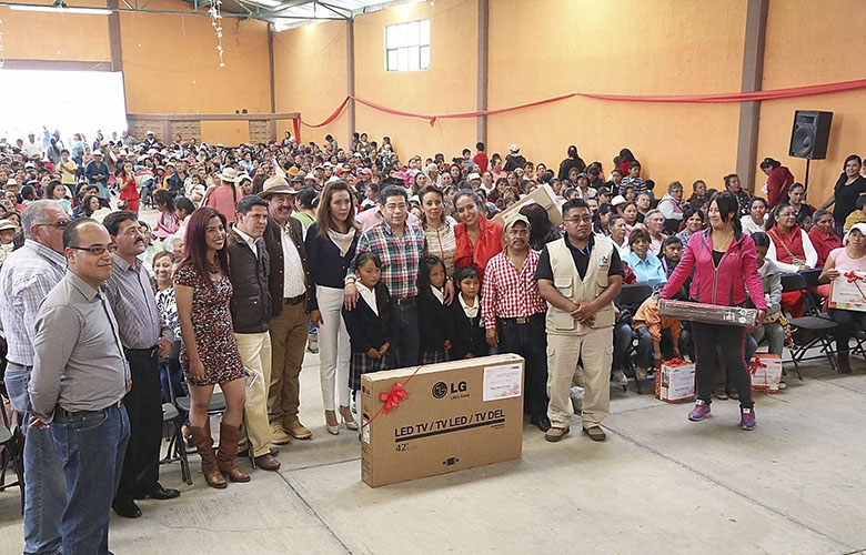 Encabeza miguel sámano festividad de las madres en chapa de mota 