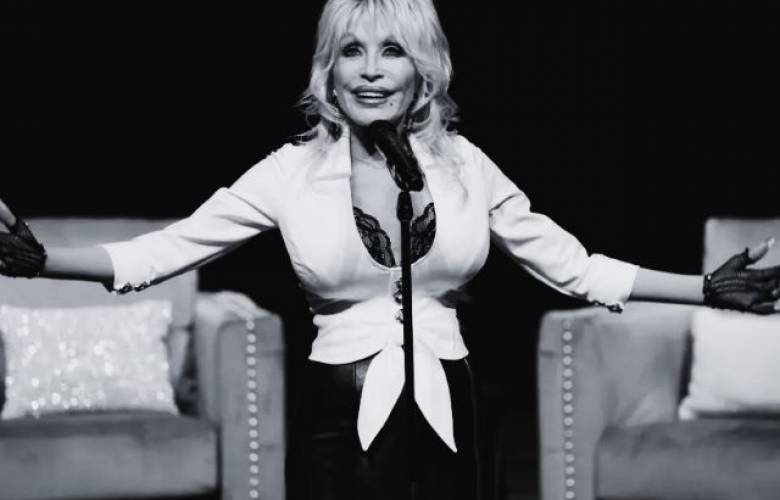 Despide el mundo a Dolly Parton, leyenda de la música country, a los 80 años