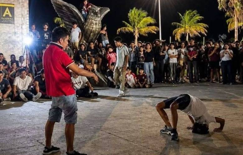 Viralizan jóvenes las batallas de “farmear aura” entre memes y desafíos