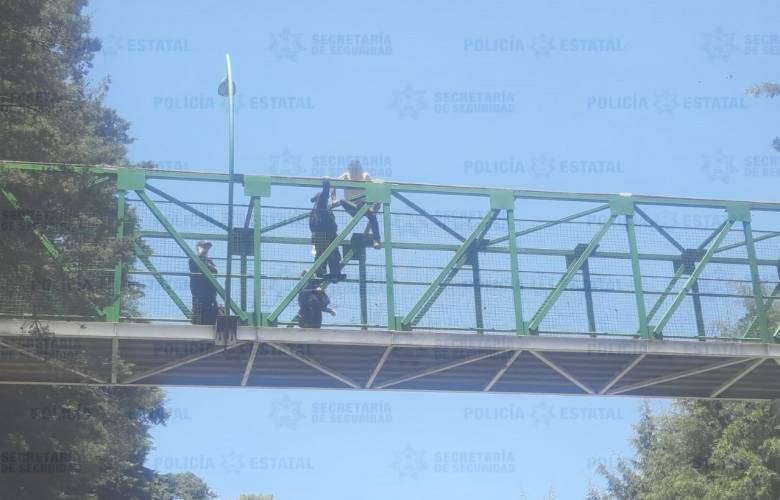Rescatan a hombre que pretendía arrojarse de un puente peatonal en Paseo Tollocan