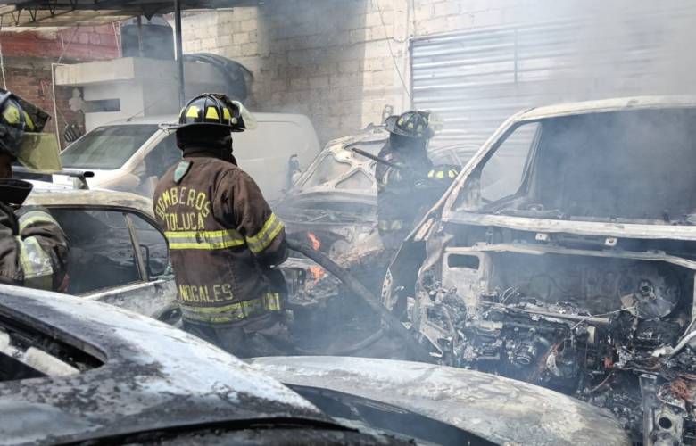 Atienden Bomberos incendio en taller mecánico de Toluca