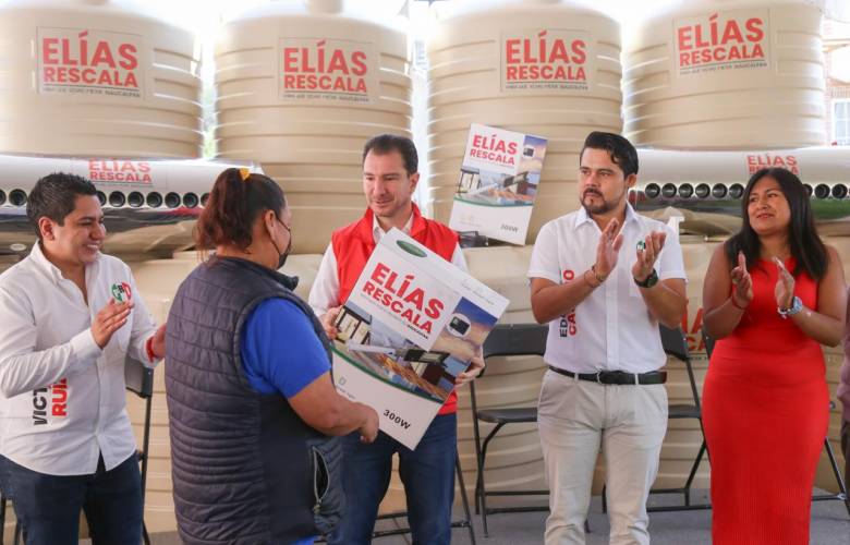 Entrega Elías Rescala apoyos a familias de Santiago Tepatlaxco
