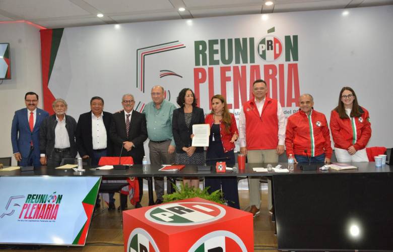 Reciben legisladores del PRI a jubilados de PEMEX y CFE en Plenaria; piden respeto a sus derechos adquiridos