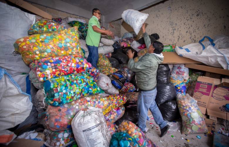 Entrega UAEMéx 3.5 toneladas de taparroscas a AMANC Estado de México; ayudará a niños con cáncer