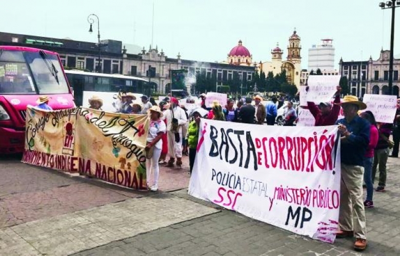 Indigenas se manifestaron este jueves a las afueras de palacio de gobierno