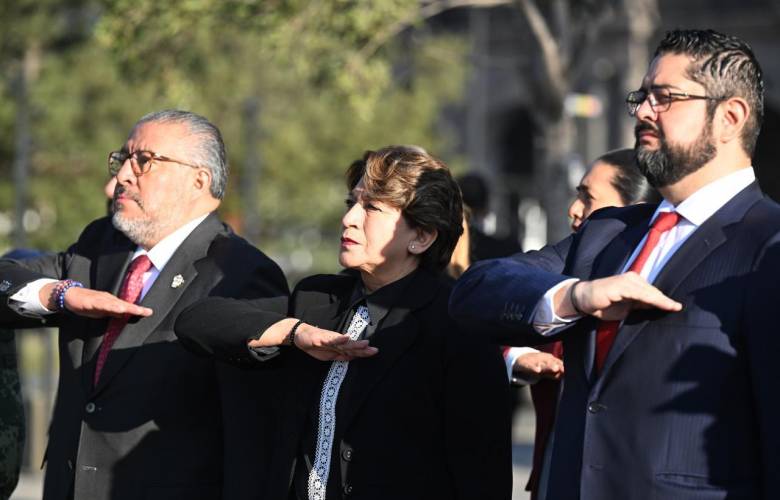 Gobernadora Delfina Gómez Álvarez encabeza la ceremonia de izamiento de la bandera en la Plaza de los Mártires de Toluca