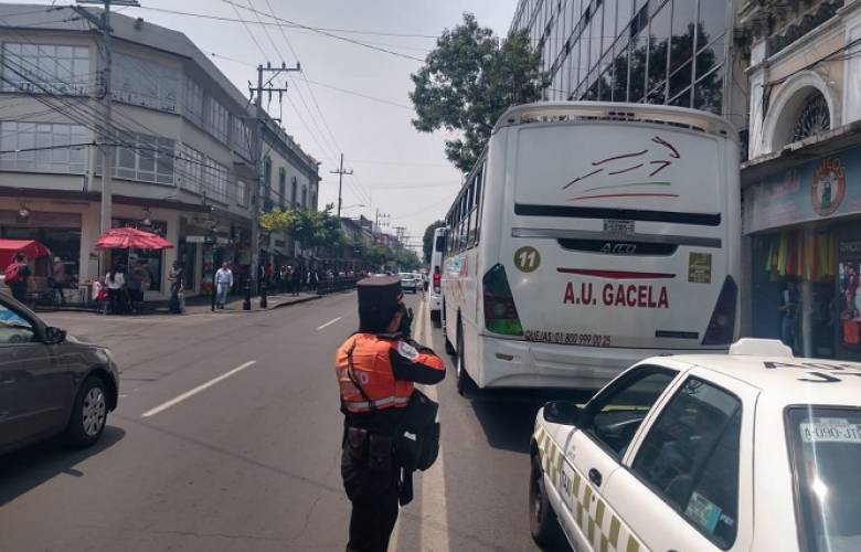 Infraccionan en toluca a 67 transportistas por salir del carril confinado