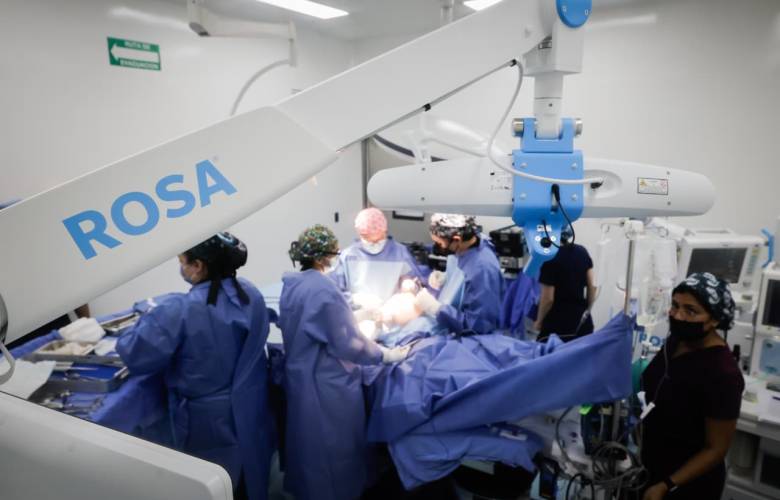 Adquiere ISSSTE cuatro robots ROSA para fortalecer la atención en cirugía de rodilla: Martí Batres