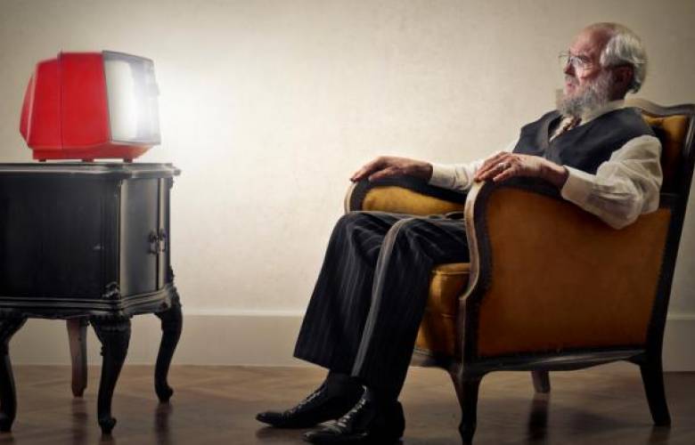 Personas mayores de 60 años ven la TV casi 7 horas al día