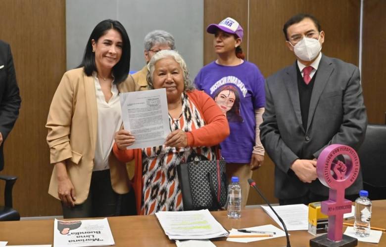 Karina Labastida Recibe Iniciativa de Ley “Mariana Lima Buendía”