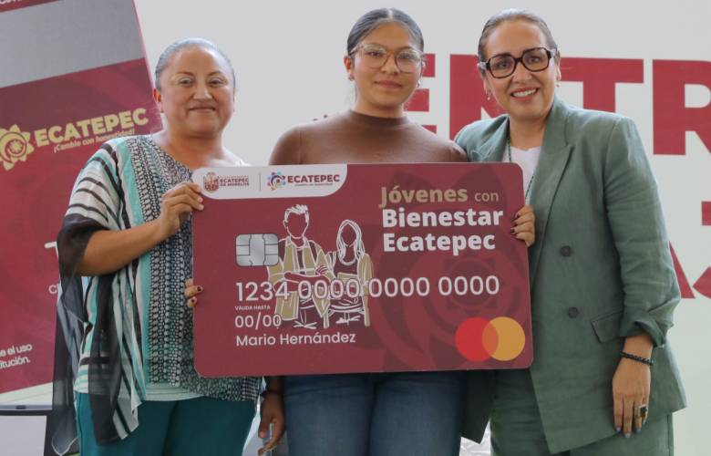 Entrega Azucena Cisneros becas de transporte a 5 mil universitarios en Ecatepec